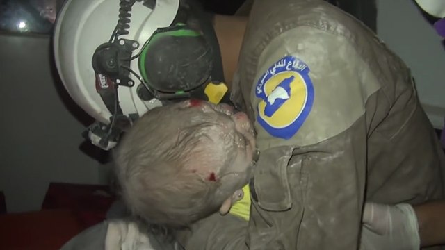 Un secouriste sauve un bébé