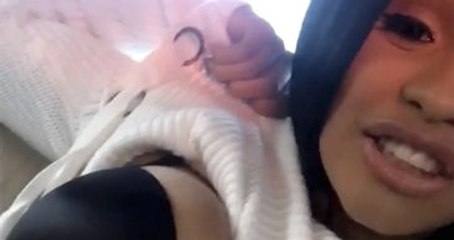 'Neden Sürekli Göğüslerini Sergiliyorsun' Sorusuna Videolu Cevap Verdi