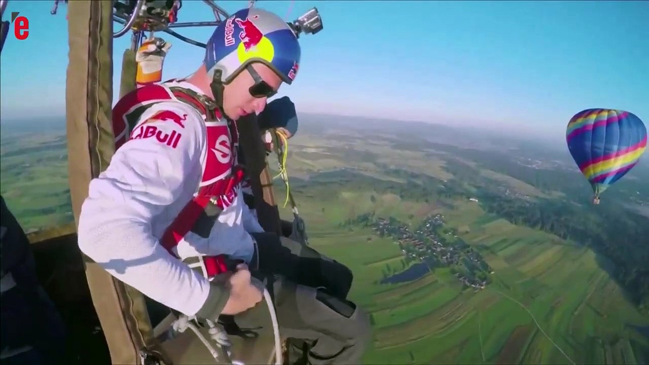 Des parachutistes font de la balançoire entre deux montgolfières