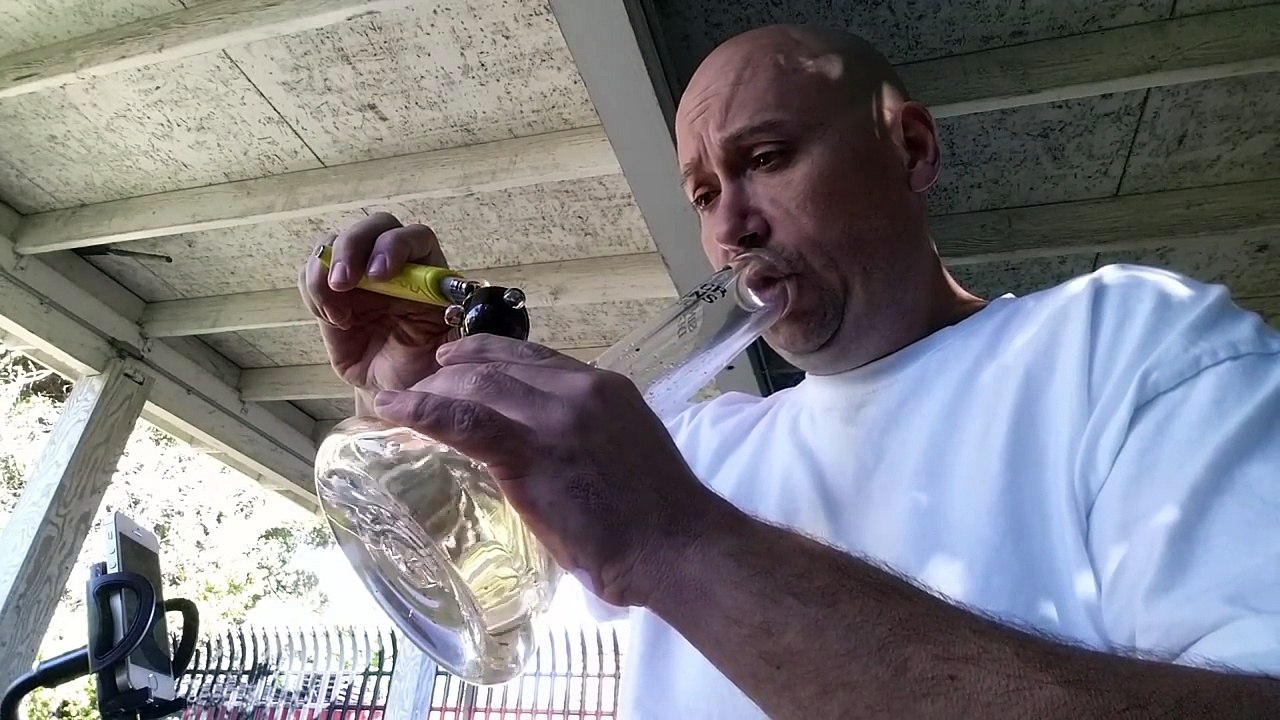 Inhalation par un Bong du plus fort piment du monde.. Ce mec est fou !