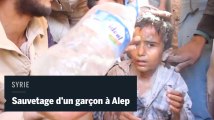 Le sauvetage miraculeux d'un enfant après des bombardements sur Alep