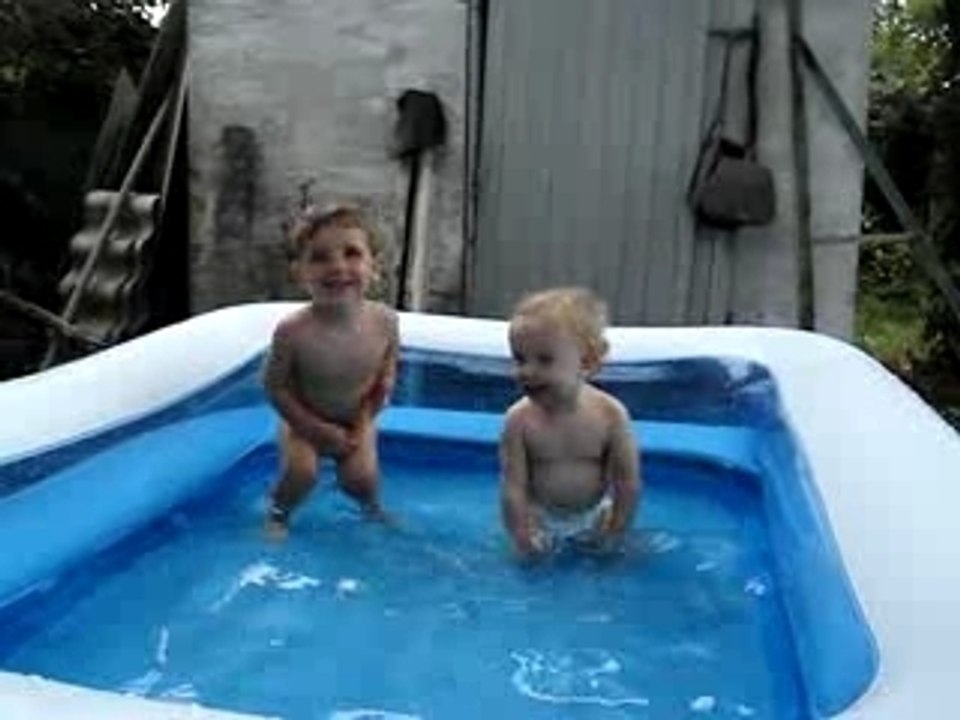 Zelia & Paul dans la piscine - 12.08.2007