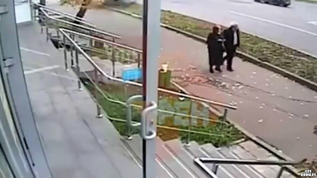 Un couple de vieux manque de se faire écraser par un chauffard