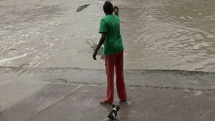 Elle repousse un crocodile avec sa tong