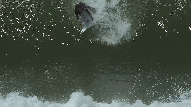 Surf : Joan Duru engagé en backside à La Gravière