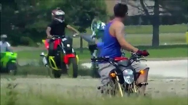 Cascades à moto complètement folles! Compilation stunt biker