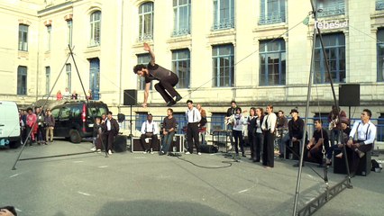 Vannes. Le cirque à la récré !