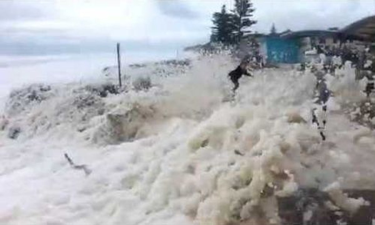 Une tempête de mousse de mer recouvre toute une plage, sa route et son parking en Australie