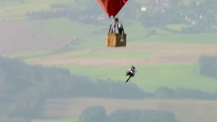Ces tarés font de la balançoire entre deux montgolfières