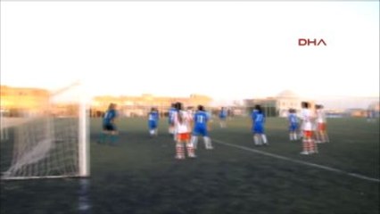 Nusaybin Gençlik Kadın Futbol Takımı Parasızlıktan Ligden Çekiliyor