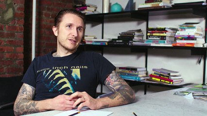 Scott Campbell : les volontaires passent leur bras à travers un trou dans un panneau, s’en suivent 90 minutes de tatouage