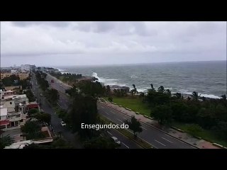 Fijate como esta las fuertes olas y la brisa en el malecon de santo domingo