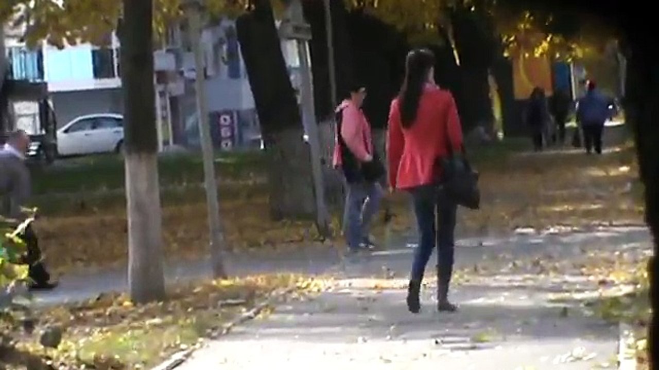 Девушка идёт по дороге в красной куртке