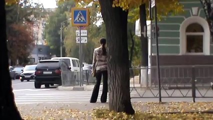 Девушка у пешеходной дороги