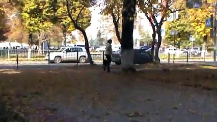 Девушка шагает по дороге в городе