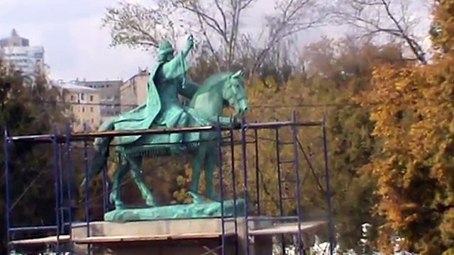 Памятник Иван Грозный устанавливают Ивану Грозному в городе Орле у церкви храма — Город Орёл