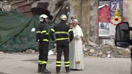 El papa visita la zona devastada por el terremoto de Italia