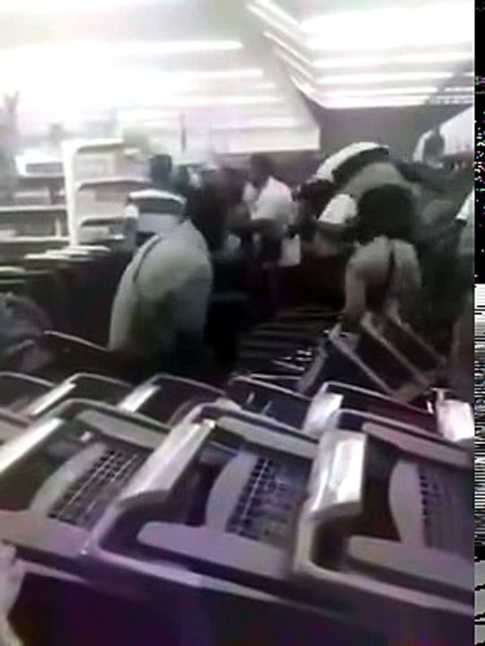 Venezuela en caos! saqueo a en santo tome (olivos)