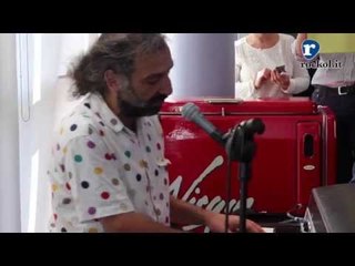 Stefano Bollani cantautore per "Arrivano gli alieni" - la videointervista