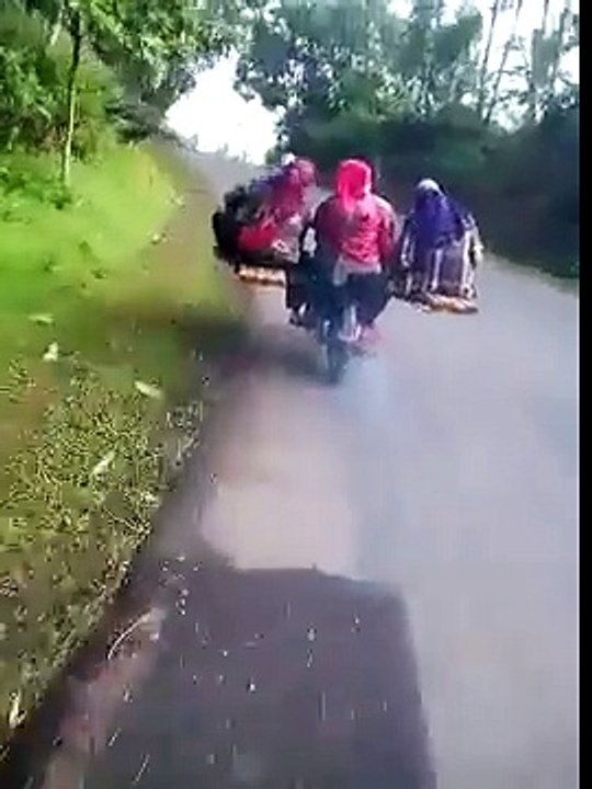 Motor taxi emriniz de. Motor taxi at your disposal.