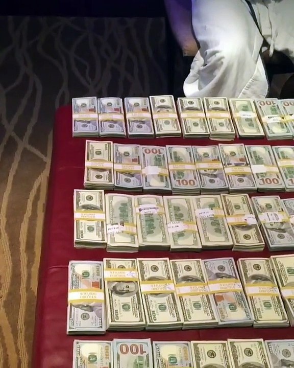 Mayweather pose devant une montagne de cash