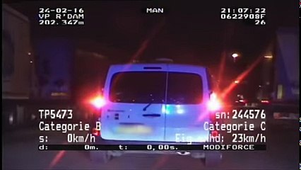 Wegmisbruikers (2016) - Bestuurder verstopt zich achter een pak ''Crunchy Muesli''