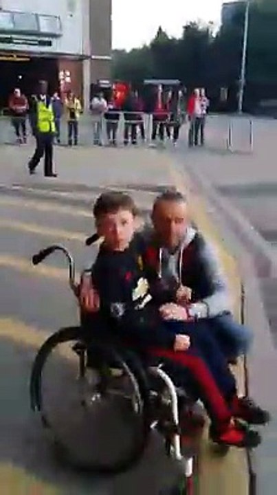 Juan Mata  fait patienter ses coéquipiers pour aller saluer un jeune garçon handicapé