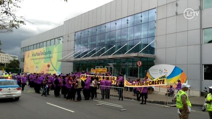 Trabalhadores protestam contra o atraso nos pagamentos da Rio-2016