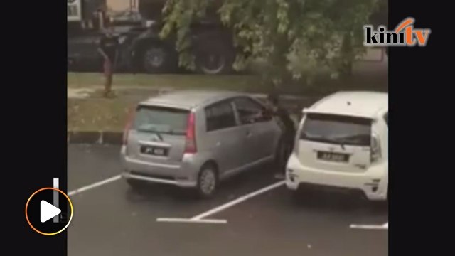 Video: Budak ganggu wanita dalam kereta, netizen mahu tindakan diambil