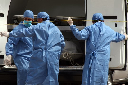 Falta de forenses hace que familiares de víctimas mendiguen por autopsias