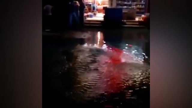 غرق شوارع المنزلة بعد انفجار ماسورة مياه بشارع الرياح