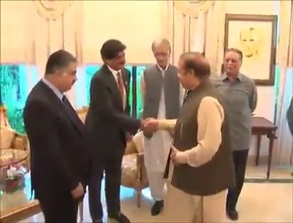 Watch Face Expression Of Nawaz Sharif When He Shakes Hand With General Raheel