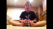 Il termine un Rubik's Cube avec ses pieds!!! Et ouais!