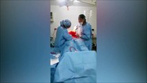 Bonne ambiance dans ce bloc opératoire! Ce chirurgien se met à danser en pleine opération !