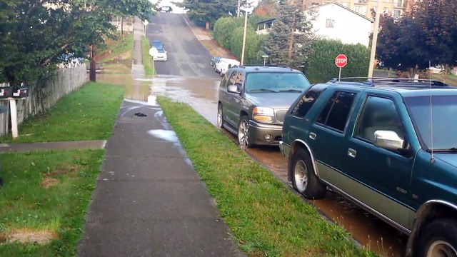 Une canalisation énorme casse à Washington et inonde une rue