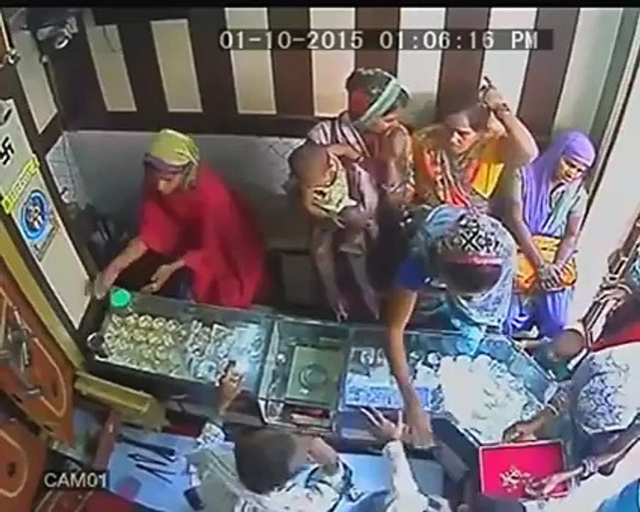 वीडियो में देखें CCTV में क़ैद हुआ शातिर महलाओं का गैंग , #JewelleryShowroom को किया साफ़  (santa-banta-group)