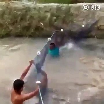 Des pêcheurs tendent un filet et reçoivent une tempête de poissons