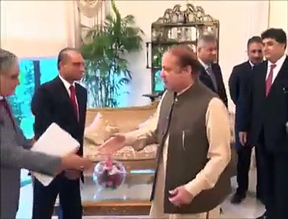Watch Face Expression Of Nawaz Sharif When He Shakes Hand With General Raheel