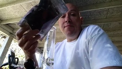 Il fume le piment le plus fort du monde !