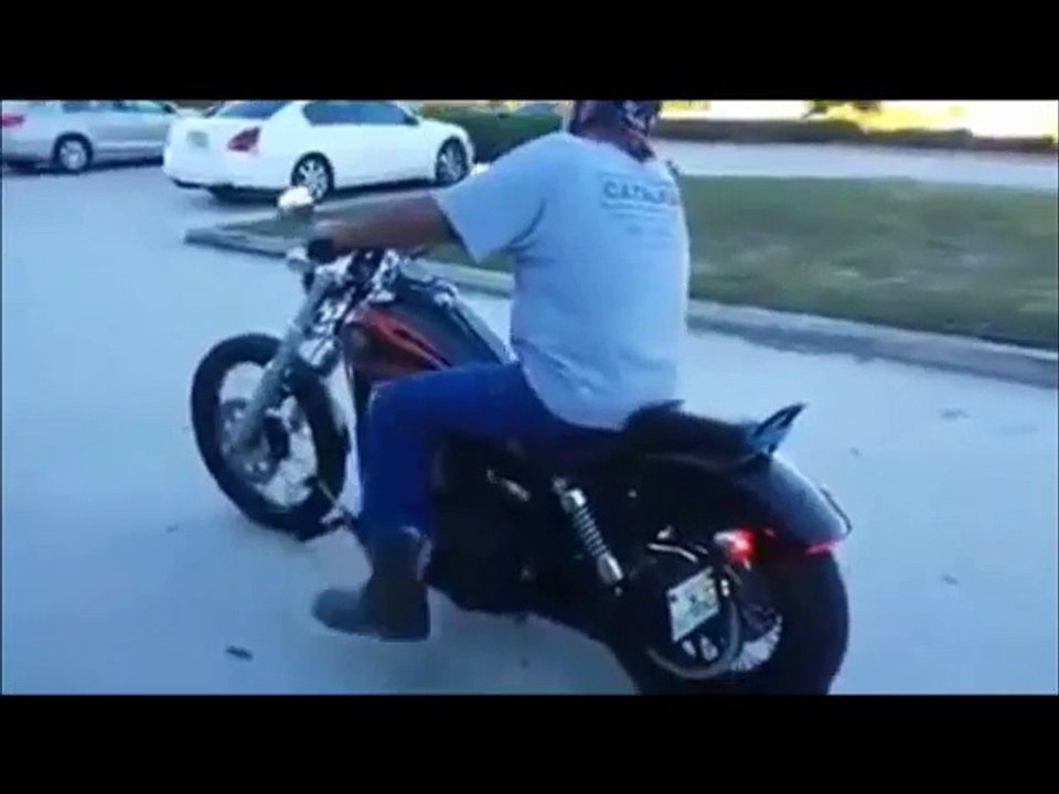 Il fait un burn avec sa Harley qui finit mal !