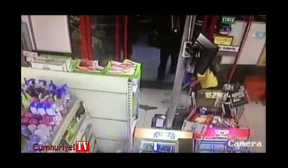 İstanbul’da bıçaklı soyguncu dehşeti kameraya yansıdı