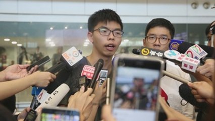 Wong dice que estuvo detenido 12 horas sin ninguna explicación oficial