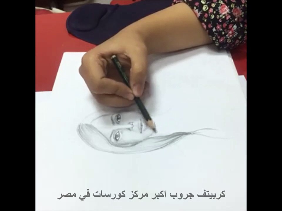 مقطع لفنانة ترسم لوحة بالرصاص ( مركز كورسات كرييتف جروب )