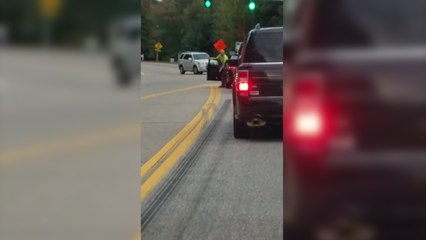 Tải video: Il devient fou face à un Road Rage