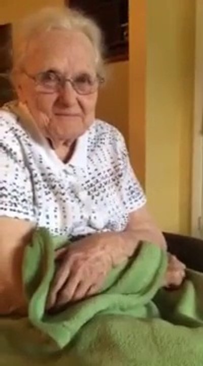 Cette mamie entend une chanson qu'elle a écrite. Regardez sa réaction