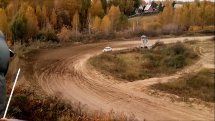 Cette voiture de rallye éclate une tour de contrôle en pleine course