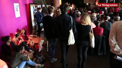 Brest. 200 spectateurs, sandwich à la main, à la Carène