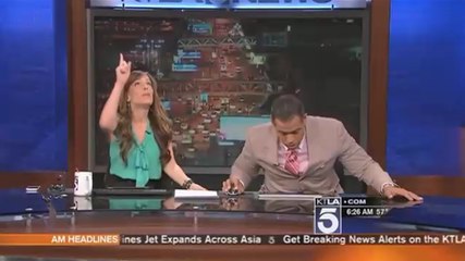 Cette journaliste n'a pas un comportement normal... regardez pourquoi - Zap