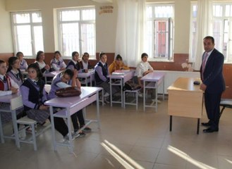 VanMilli Eğitim Müdürü, Ziyaret Ettiği Okulun Önündeki Çöpleri Topladı