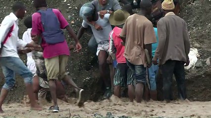 Hurricane Matthew leaves Haitians to cross river on foot